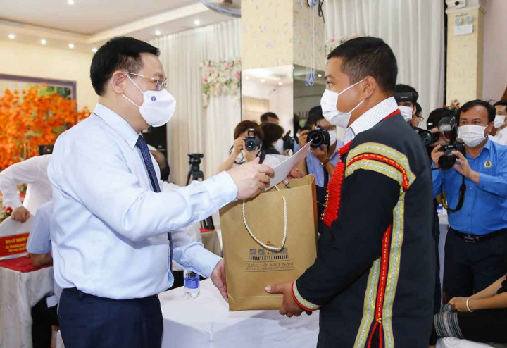Chủ tịch Quốc hội: Sớm triển khai gói hỗ trợ lao động khó khăn bởi COVID-19 - 1