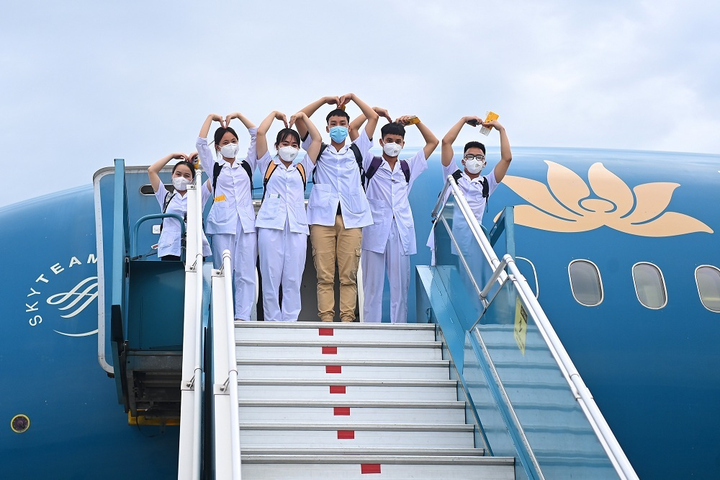 Vietnam Airlines đưa lực lượng y tế tỉnh Hải Dương vào TP.HCM chống dịch - 4
