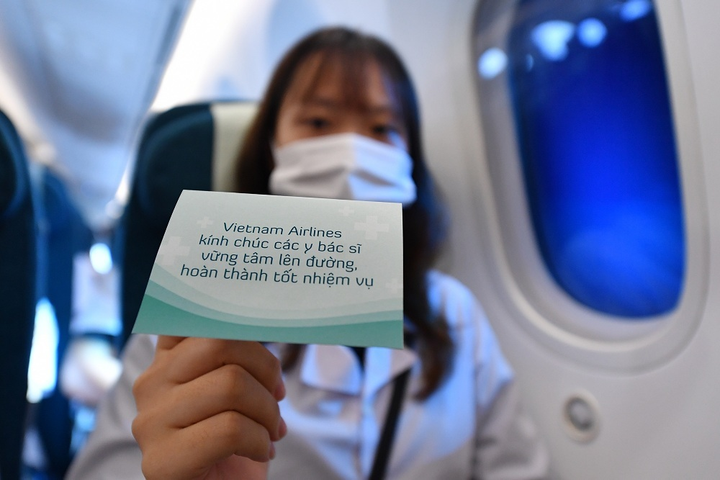 Vietnam Airlines đưa lực lượng y tế tỉnh Hải Dương vào TP.HCM chống dịch - 9