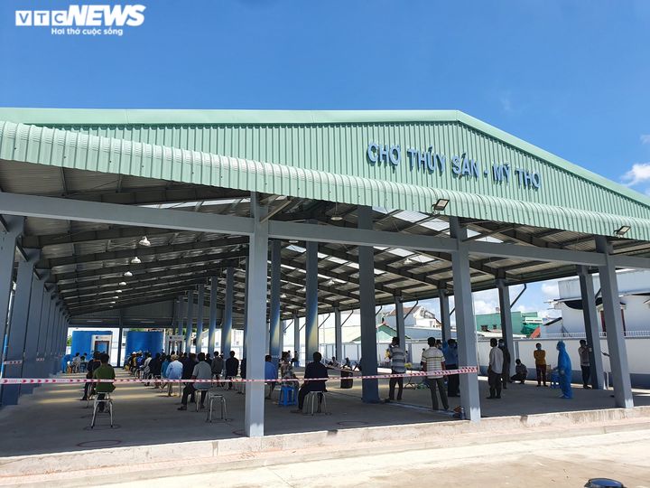 Nhiều ca nghi mắc COVID-19 ở Cảng cá Mỹ Tho, test nhanh 400 người - 1