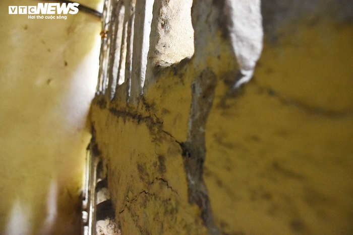 Hải Phòng: Chung cư hơn 40 năm xuống cấp, người dân vào nhà vệ sinh phải đội nón - 2