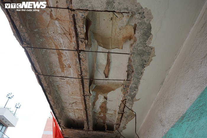 Hải Phòng: Chung cư hơn 40 năm xuống cấp, người dân vào nhà vệ sinh phải đội nón - 3