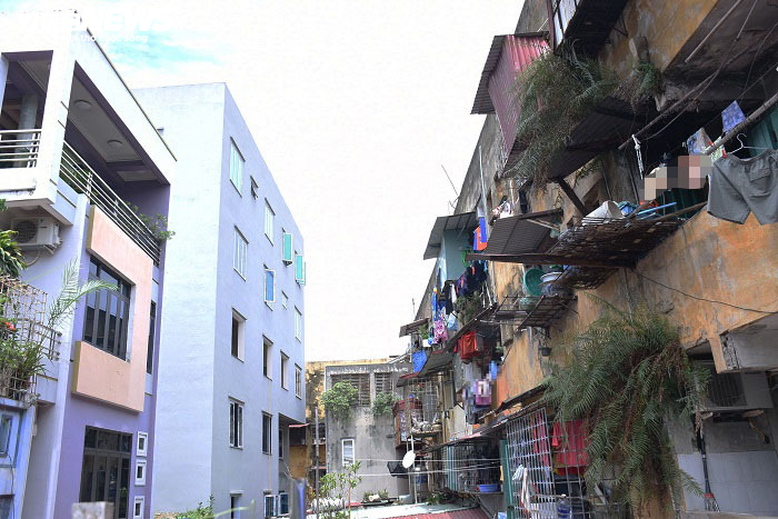 Hải Phòng: Chung cư hơn 40 năm xuống cấp, người dân vào nhà vệ sinh phải đội nón - 1