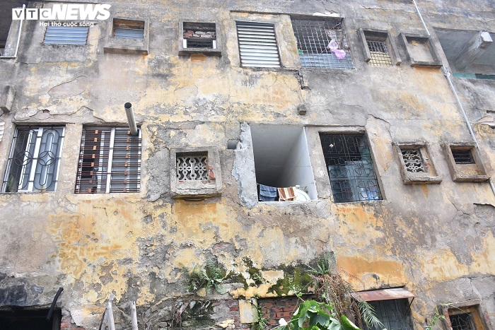 Hải Phòng: Chung cư hơn 40 năm xuống cấp, người dân vào nhà vệ sinh phải đội nón - 10