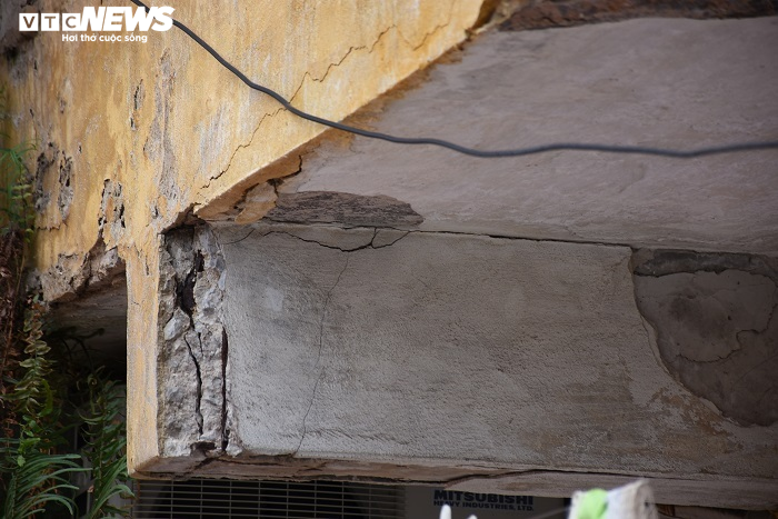 Hải Phòng: Chung cư hơn 40 năm xuống cấp, người dân vào nhà vệ sinh phải đội nón - 6