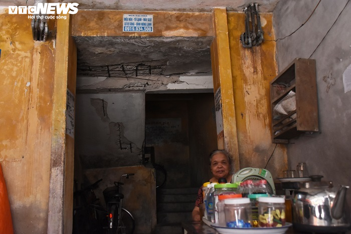 Hải Phòng: Chung cư hơn 40 năm xuống cấp, người dân vào nhà vệ sinh phải đội nón - 4