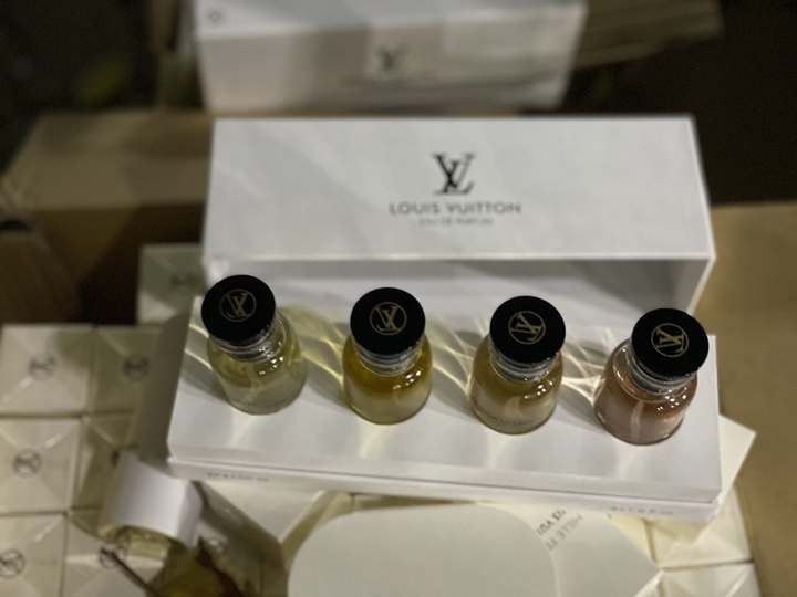 Xuyên đêm kiểm tra 12.000 sản phẩm nước hoa, mỹ phẩm nghi giả ở Hà Nội - 2