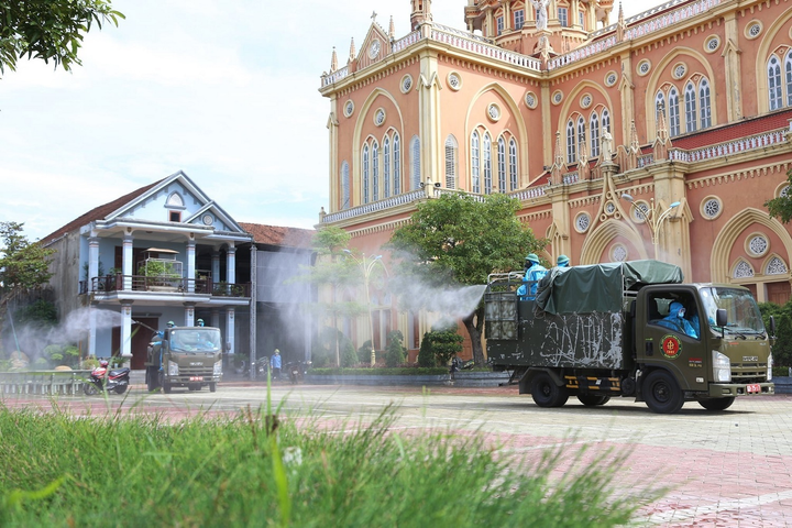 Hà Tĩnh ghi nhận thêm 2 ca dương tính SARS-CoV-2 - 1