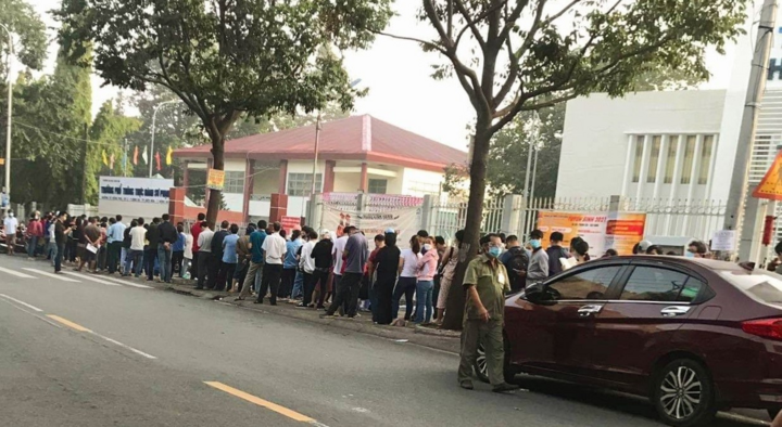 Phụ huynh xếp hàng từ nửa đêm để đăng ký cho con vào lớp 1 - 2