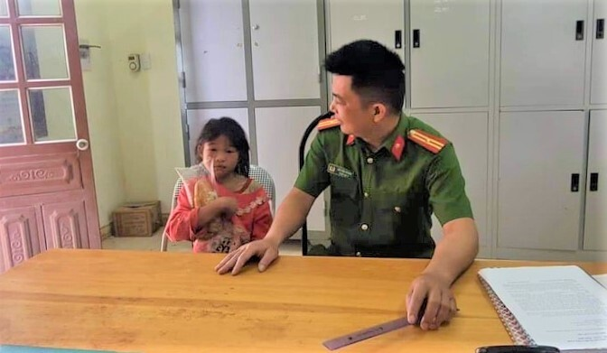 Bị bỏ đói, bé gái người Mông đi tìm bố mẹ thì bị lạc trong rừng - 1