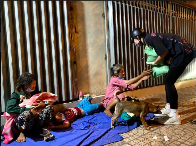 Hoa hậu Tiểu Vy đi xe máy phát gạo cho người nghèo tại TP.HCM - 3