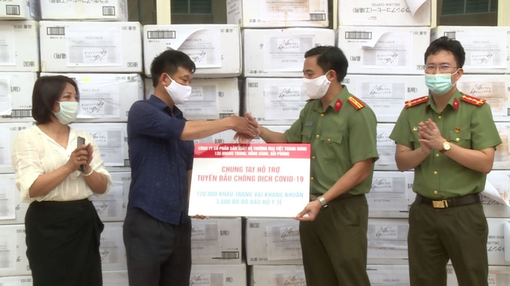 Học viện An ninh Nhân dân tiếp nhận vật tư y tế, hỗ trợ phòng chống COVID-19 - 1