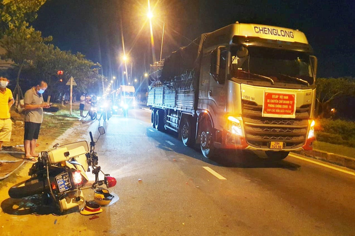 Tài xế xe tải vượt trạm kiểm soát dịch COVID-19, tông CSGT bị thương - 1