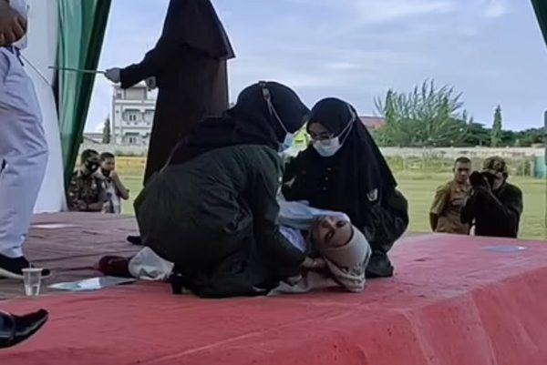 Cô gái ngất lịm sau hình phạt tàn nhẫn cho 'tội' quan hệ trước hôn nhân - 1