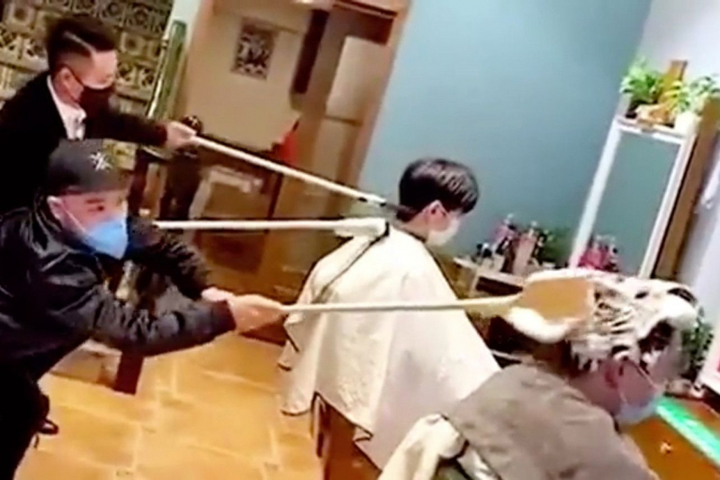 Khoảnh khắc dở khóc dở cười của dân tình khắp thế giới khi 'sống chung với dịch' - 8