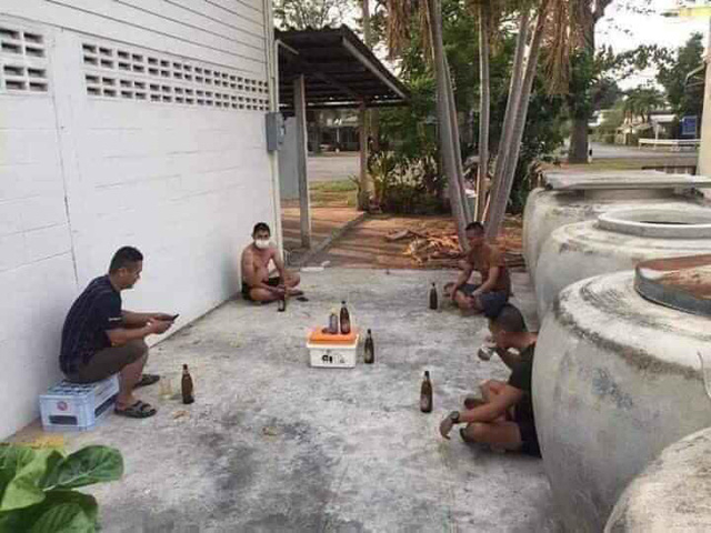 Khoảnh khắc dở khóc dở cười của dân tình khắp thế giới khi 'sống chung với dịch' - 10