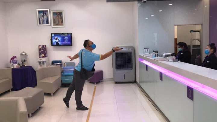 Khoảnh khắc dở khóc dở cười của dân tình khắp thế giới khi 'sống chung với dịch' - 1