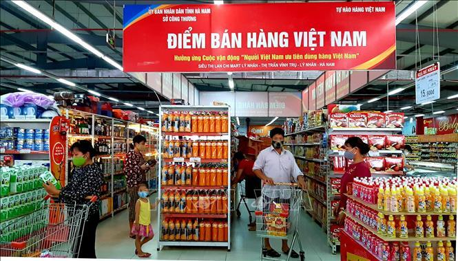 Doanh thu bán lẻ sụt giảm, hàng Việt vượt bão COVID-19 cách nào? - 1