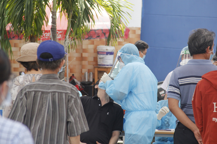 Kỷ lục trong 24 giờ, TP.HCM ghi nhận 1.693 ca mắc COVID-19, phần lớn khu cách ly - 1