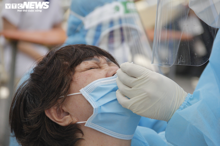 Ảnh: Ngày thứ 2 trong chiến dịch thần tốc xét nghiệm truy tìm F0 tại TP.HCM - 7