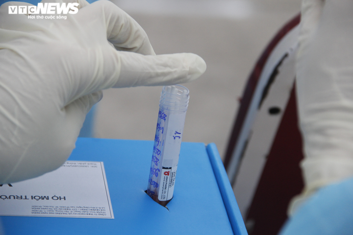 Ảnh: Ngày thứ 2 trong chiến dịch thần tốc xét nghiệm truy tìm F0 tại TP.HCM - 13