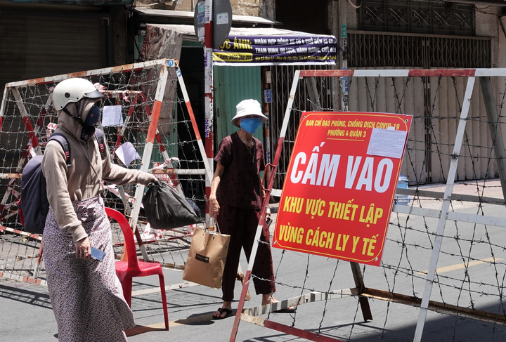 37 người nghi mắc COVID-19, TP.HCM phong tỏa 2 tuyến đường ở quận 3 - 1
