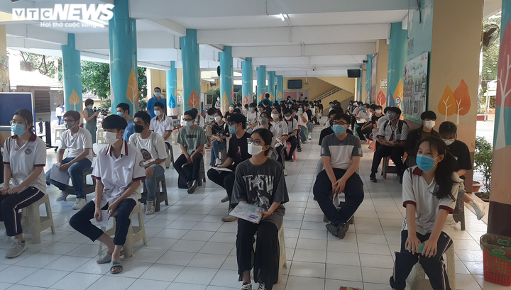 Ảnh: TP.HCM lấy mẫu xét nghiệm cho thí sinh thi tốt nghiệp THPT - 1