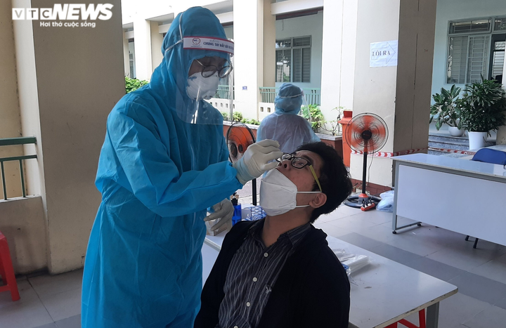 Ảnh: TP.HCM lấy mẫu xét nghiệm cho thí sinh thi tốt nghiệp THPT - 7