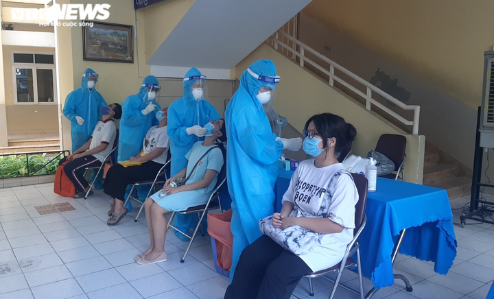 Ảnh: TP.HCM lấy mẫu xét nghiệm cho thí sinh thi tốt nghiệp THPT - 2