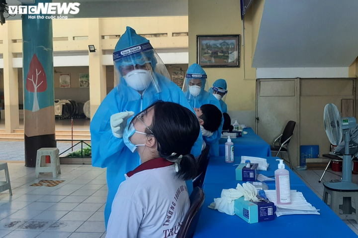 Ảnh: TP.HCM lấy mẫu xét nghiệm cho thí sinh thi tốt nghiệp THPT - 3