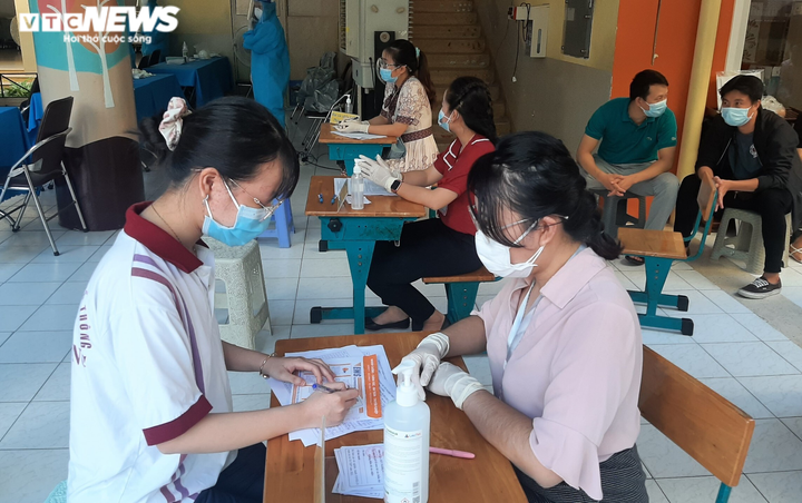 Ảnh: TP.HCM lấy mẫu xét nghiệm cho thí sinh thi tốt nghiệp THPT - 4