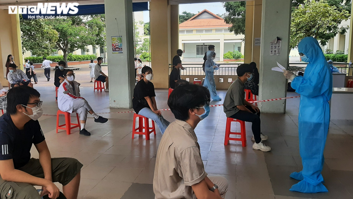 Ảnh: TP.HCM lấy mẫu xét nghiệm cho thí sinh thi tốt nghiệp THPT - 5