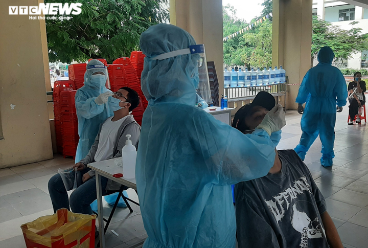 Ảnh: TP.HCM lấy mẫu xét nghiệm cho thí sinh thi tốt nghiệp THPT - 6