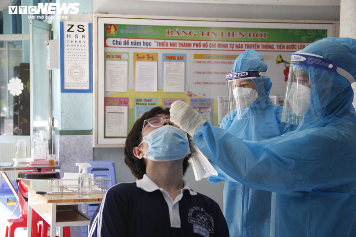 Ảnh: TP.HCM lấy mẫu xét nghiệm cho thí sinh thi tốt nghiệp THPT - 9