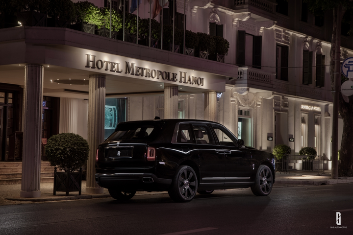 Cận cảnh 'viên kim cương' Rolls-Royce Cullinan trên phố đêm Hà Nội - 4