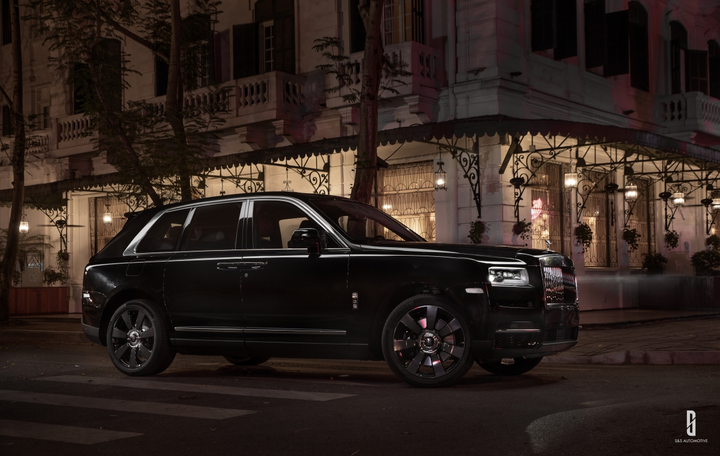 Cận cảnh 'viên kim cương' Rolls-Royce Cullinan trên phố đêm Hà Nội - 3