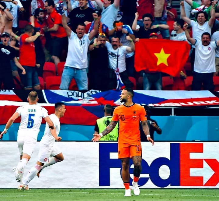 Sao phải tranh cãi khi cờ Việt Nam xuất hiện ở EURO 2020? - 2