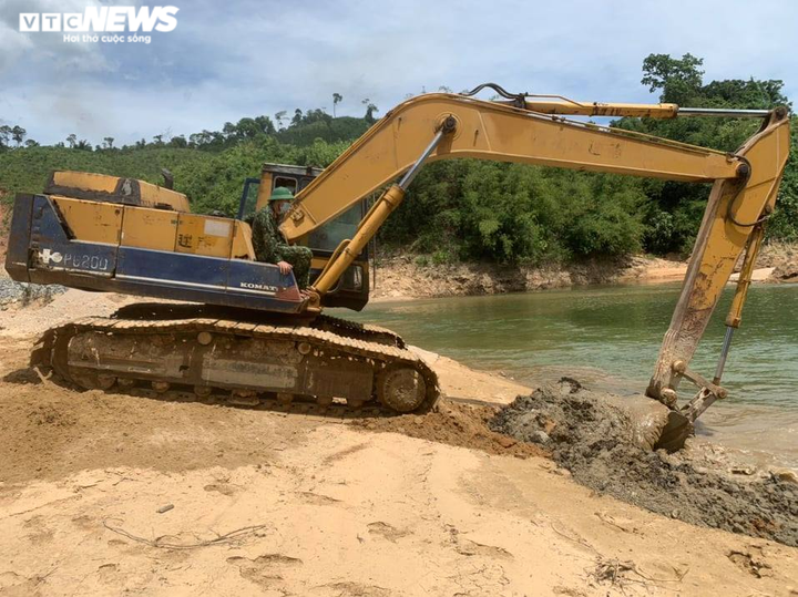 Ảnh: Quân nhân đội nắng bới đất, lật đá tìm 11 người còn mất tích ở Rào Trăng 3 - 5