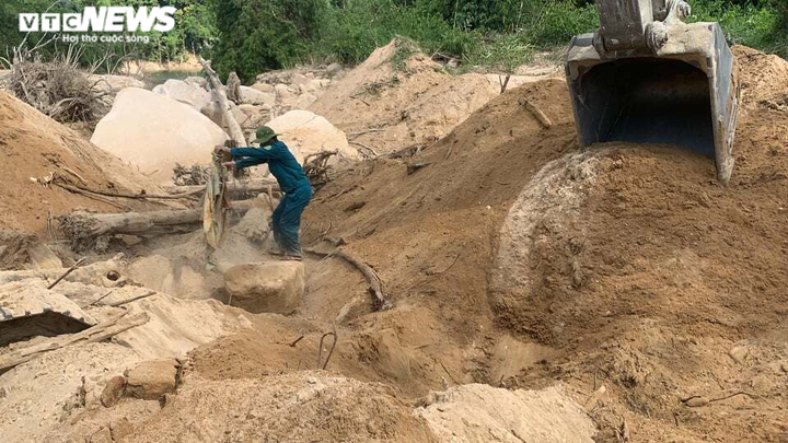 Ảnh: Quân nhân đội nắng bới đất, lật đá tìm 11 người còn mất tích ở Rào Trăng 3 - 6