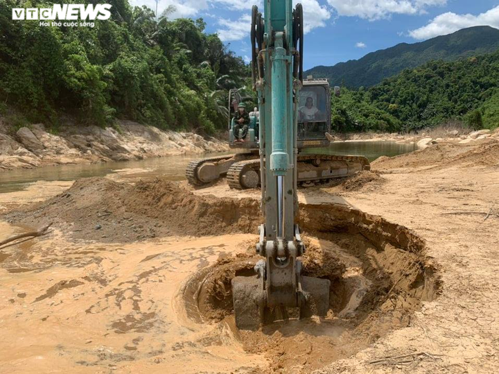 Ảnh: Quân nhân đội nắng bới đất, lật đá tìm 11 người còn mất tích ở Rào Trăng 3 - 8