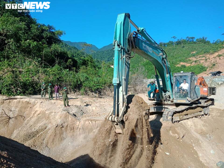 Ảnh: Quân nhân đội nắng bới đất, lật đá tìm 11 người còn mất tích ở Rào Trăng 3 - 2