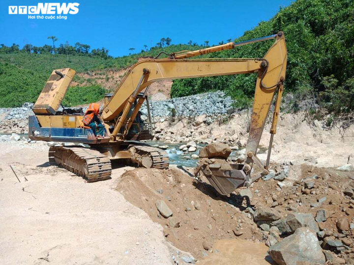 Ảnh: Quân nhân đội nắng bới đất, lật đá tìm 11 người còn mất tích ở Rào Trăng 3 - 4