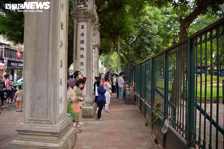 Sĩ tử đội nắng đến Văn Miếu vái vọng trước ngày thi tốt nghiệp THPT Quốc gia - 1