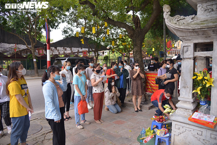 Sĩ tử đội nắng đến Văn Miếu vái vọng trước ngày thi tốt nghiệp THPT Quốc gia - 3