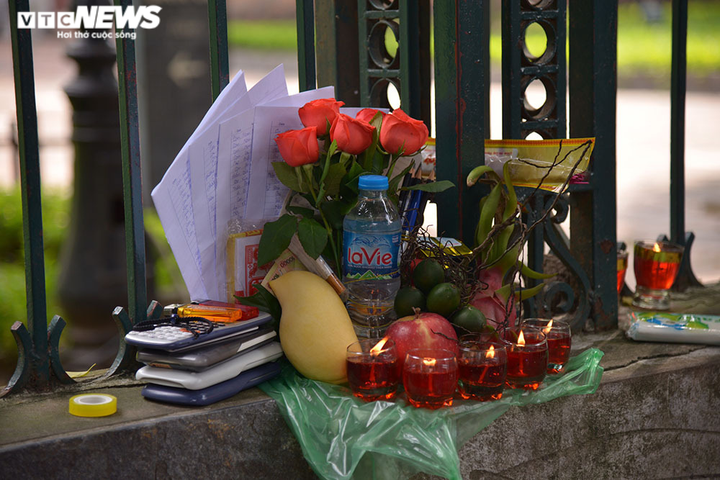 Sĩ tử đội nắng đến Văn Miếu vái vọng trước ngày thi tốt nghiệp THPT Quốc gia - 4