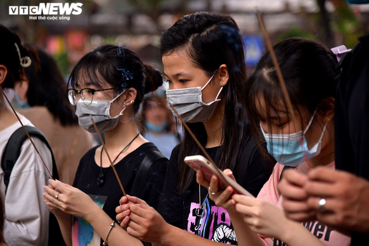 Sĩ tử đội nắng đến Văn Miếu vái vọng trước ngày thi tốt nghiệp THPT Quốc gia - 6