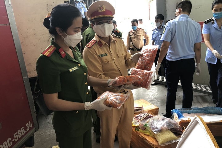 Bắt giữ xe tải chở lậu 10 tấn cánh gà, nầm lợn hôi thối - 1