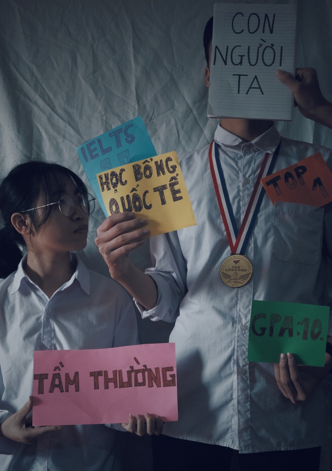 Trượt lớp 10, nữ sinh bị mẹ bắt quỳ ngay tại trường - 1