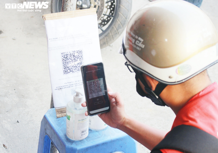 Nhiều người phải quay xe ở cửa ngõ vào Đồng Nai vì không có 'giấy thông hành' - 3