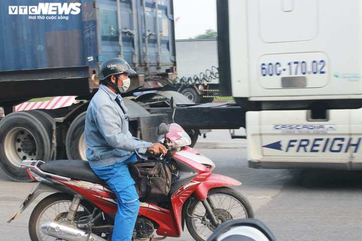 Nhiều người phải quay xe ở cửa ngõ vào Đồng Nai vì không có 'giấy thông hành' - 4